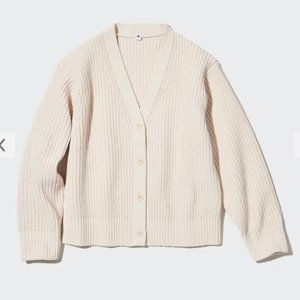 Uniqlo size 3-4 toddler cream knit cardigan in great condition 🙂.